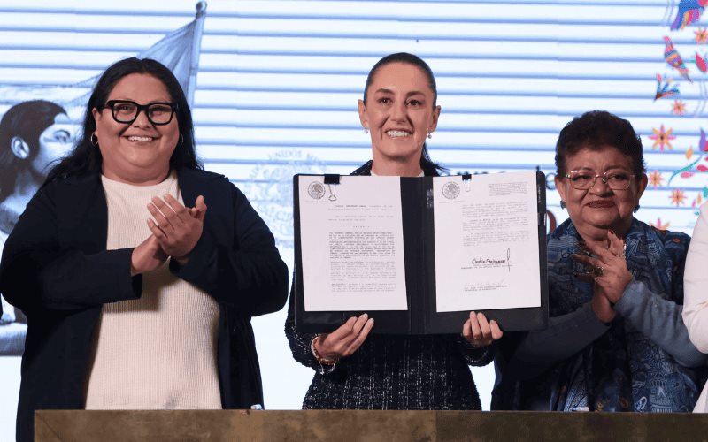 Sheinbaum firma decreto que garantiza la igualdad sustantiva de las mujeres en la Constitución