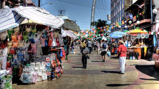 Las autoridades buscan regular a los vendedores en la Zona Centro de Tijuana