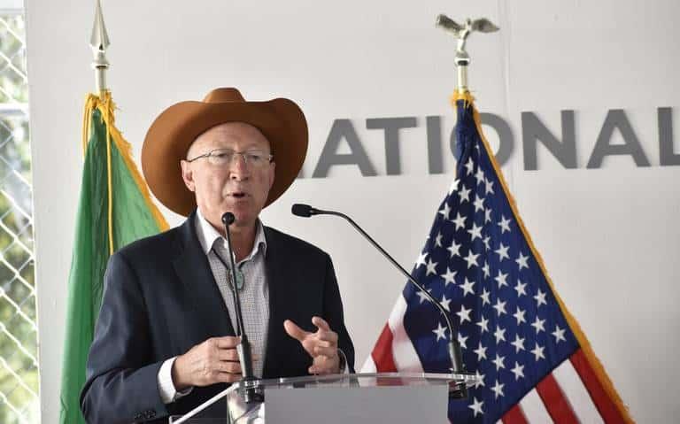 Ken Salazar estará de visita en la región Tijuana-San Diego este martes