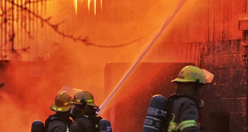 Incendio deja a 2 personas y una mascota fallecidas en El Soler