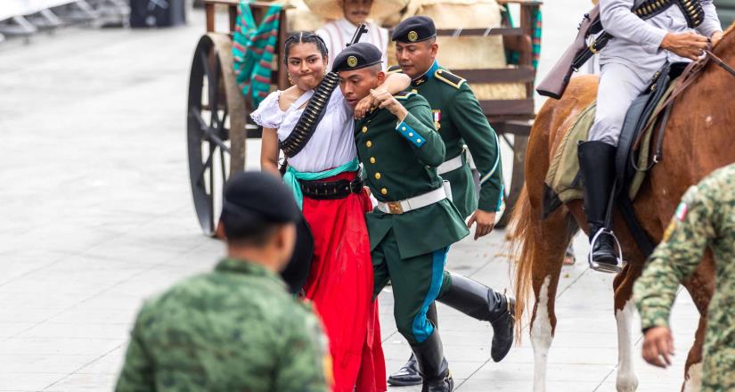 Desfile del 20 de noviembre: Varios caballos pierden el equilibrio y Adelita sufre una lesión