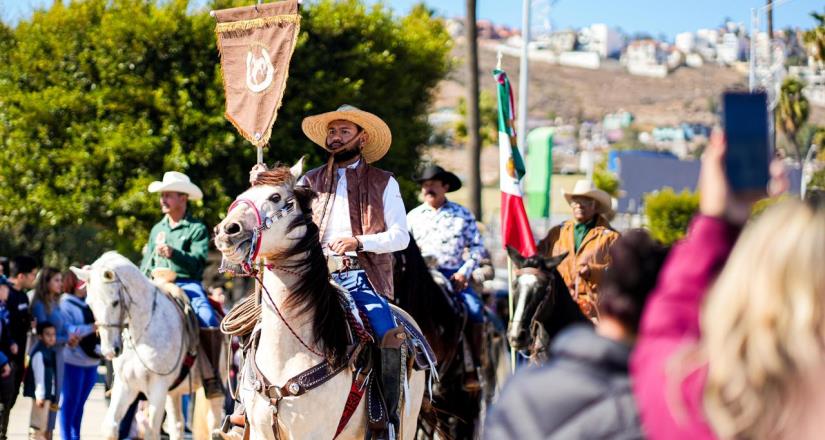 Más de 2 mil 500 ensenadenses participaron en el desfile cívico deportivo por el CXIV aniversario de la Revolución Mexicana