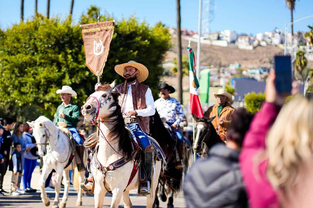 Más de 2 mil 500 ensenadenses participaron en el desfile cívico deportivo por el CXIV aniversario de la Revolución Mexicana