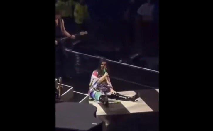 Laura Pausini se cae durante presentación en Milán Laura Pausini se cae durante presentación en Milán