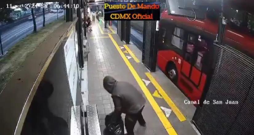 Mujer es arrojada por indigente al metrobús