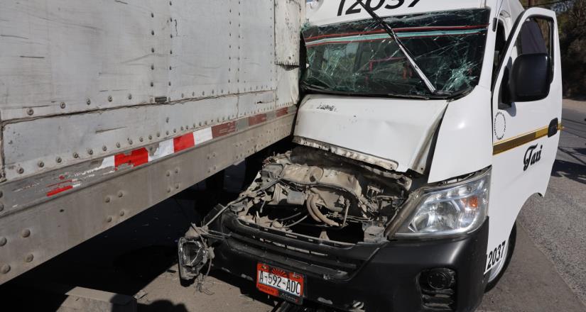 Taxi de ruta se estrella con tráiler: se registran varios heridos