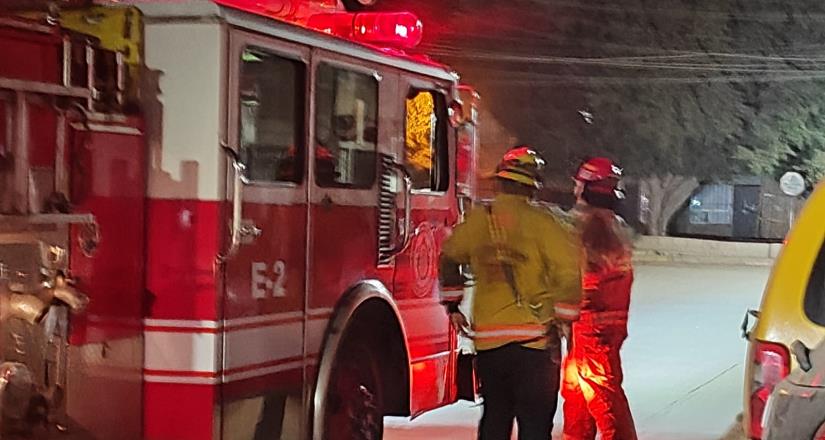 Bomberos rescatan un gato de un techo en Pórticos