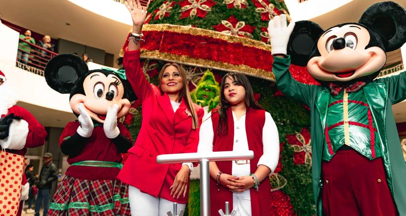 Enciende alcaldesa Claudia Agatón el árbol navideño de la Casa Municipal