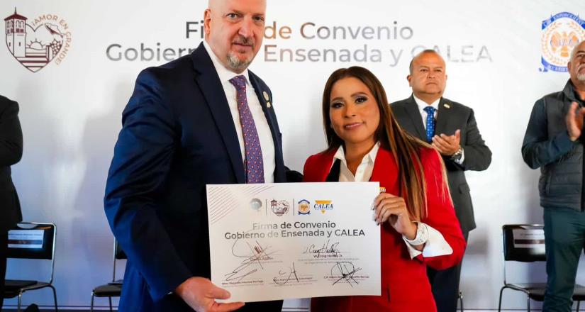 Firma Claudia Agatón convenio con CALEA