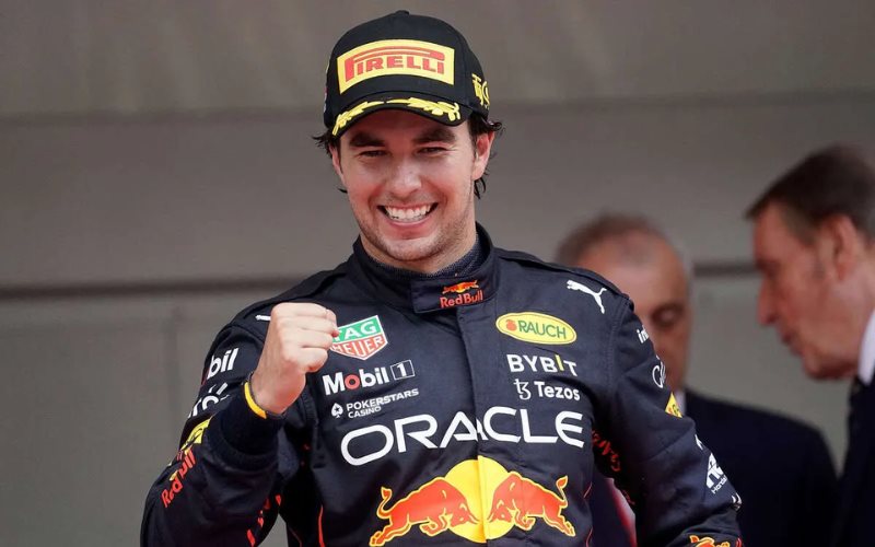 Checo Pérez se queda con Red Bull para 2025