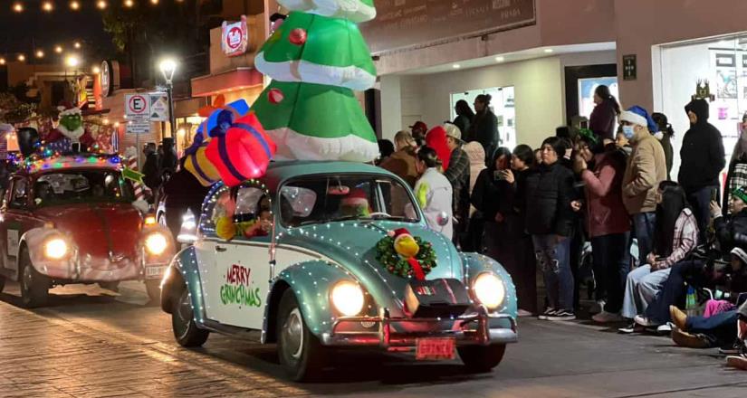 Disfrutan miles de ensenadenses 3er. Desfile Navideño de Luces