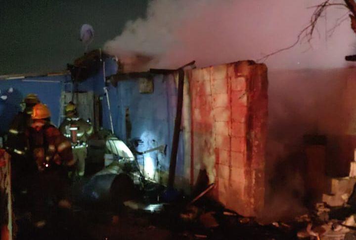 Rescatan Bomberos de Ensenada a familia de un incendio en la colonia Todos Santos