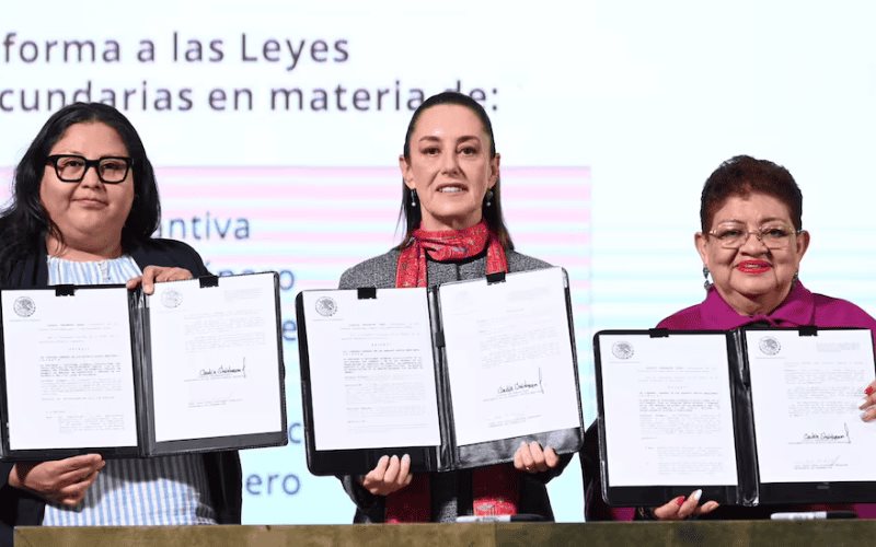 Firma Sheinbaum decreto por el que se reforman leyes secundarias para proteger a las mujeres en México