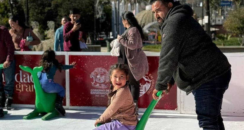 Inauguró Claudia Agatón pista de patinaje navideña en la Plaza Cívica