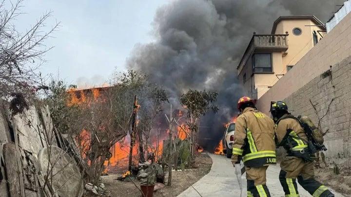 Suman 130 donaciones en apoyo para el capitán de bomberos de Tijuana tras incendio en su casa