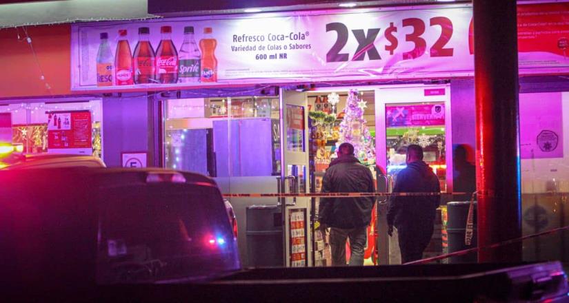 Hombre es asesinado dentro de un Oxxo en la colonia Zermeño