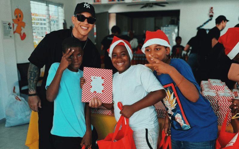 Daddy Yankee lleva alegría navideña a los niños de su organización Daddy´s House en República Dominicana