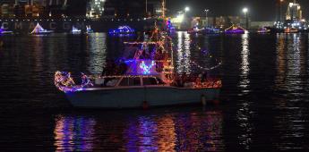 Disfrutan miles de personas el desfile de luces de embarcaciones en el puerto de Ensenada