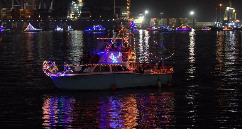 Disfrutan miles de personas el desfile de luces de embarcaciones en el puerto de Ensenada