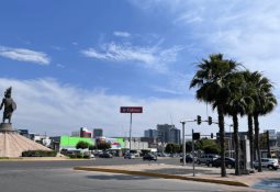 Disfrutan miles de personas el desfile de luces de embarcaciones en el puerto de Ensenada