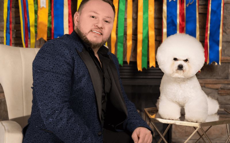 Freddy Guzmán, el líder latino en el mundo de las exposiciones caninas con bichón frisé