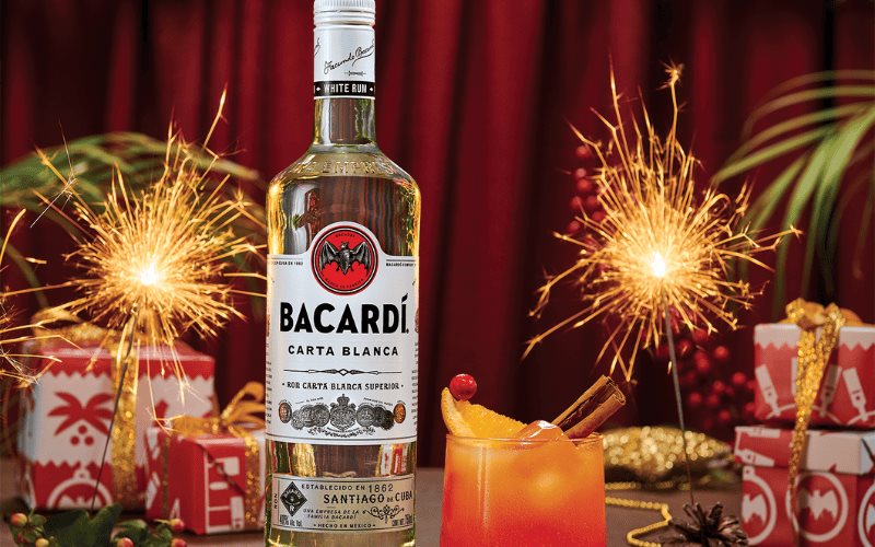 Bacardí lanza su Ugly Sweater navideño y más accesorios festivos