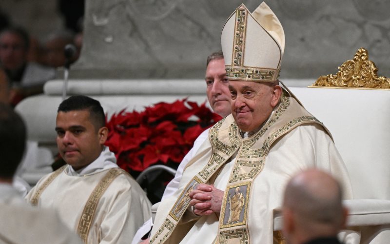 El papa Francisco abre la Puerta Santa de San Pedro y da inicio al Jubileo