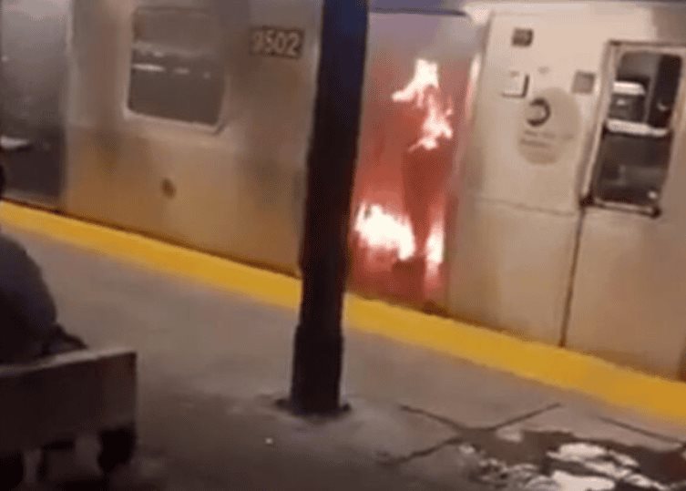 Mujer es prendida viva en fuego por inmigrante en el metro