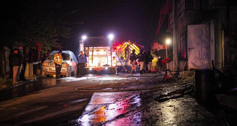 Cohete provoca incendio en casa de abuelita; es rescatada por su hijo