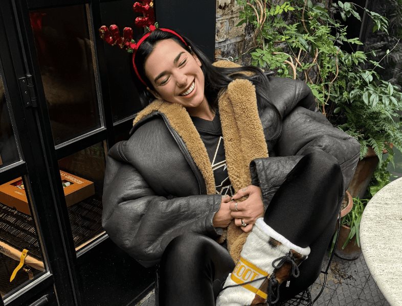 Dua Lipa se compromete en navidad con Callum Turner