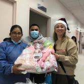 El Club Cigüeñas hace la entrega de sus canastillas a las madres del Hospital General por motivo a la navidad