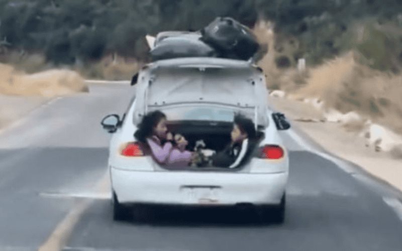 Captan a niñas viajando en cajuela de auto en Puebla Captan a niñas viajando en cajuela de auto en Puebla
