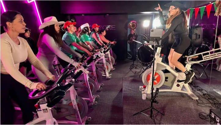 Este 2025 ejercítate y quema grasa al ritmo de banda En Vivo con clases de spinning en Psychlone Cycle