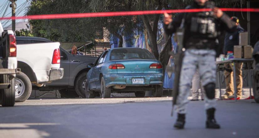 Hallan cuerpo encobijado dentro de un vehículo en Villa del Sol