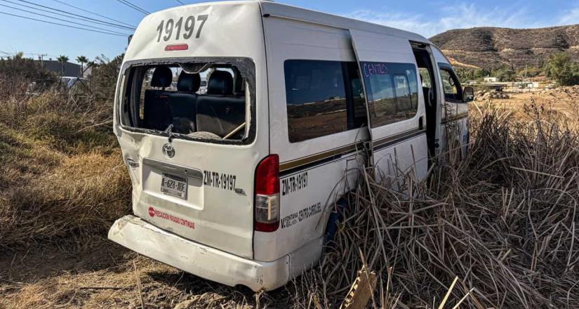 Camión de volteo impacta a taxi en el bulevar 2000; iba a exceso de velocidad