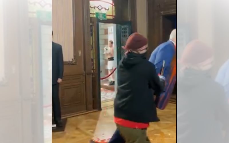 Activista destruye estatua de cera de Benjamin Netanyahu Activista destruye estatua de cera de Benjamin Netanyahu