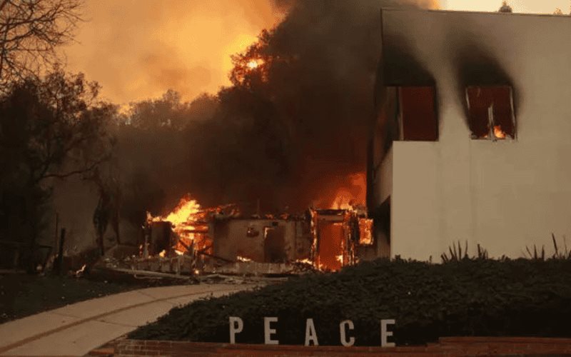 Incendio en Los Ángeles avanza hacia el acaudalado barrio de Brentwood