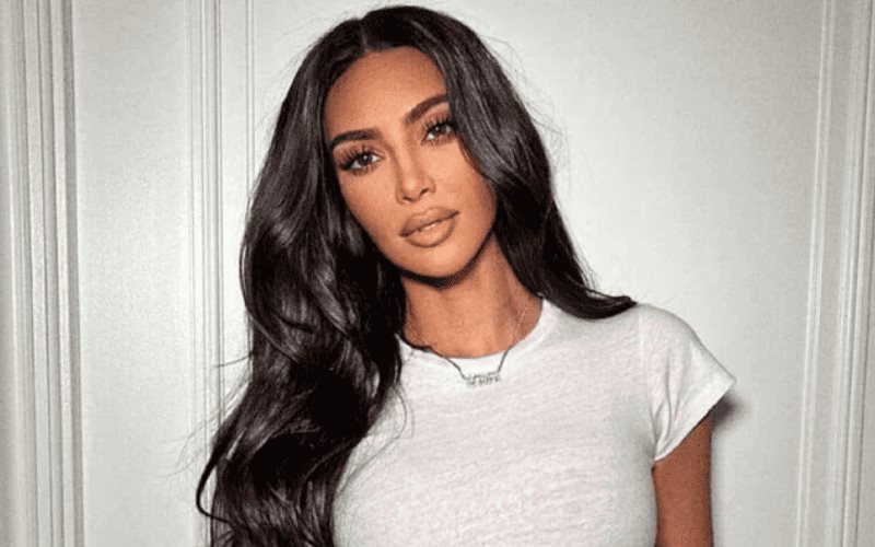 Kim Kardashian pide se les reconozca a los reos bomberos