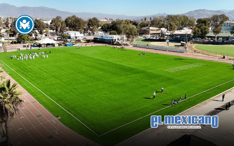 Inauguran alcaldesa Claudia Agatón y Energía Costa Azul empastado de cancha de usos múltiples en el Sullivan